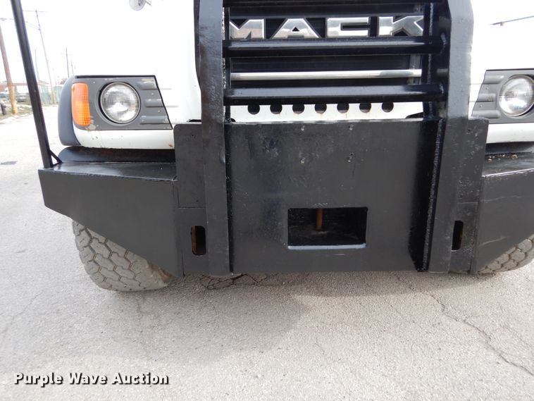 image for item DI1071 2005 Mack CV713  winch truck