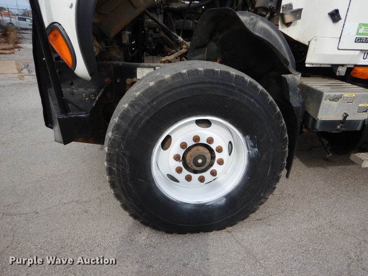 image for item DI1071 2005 Mack CV713  winch truck