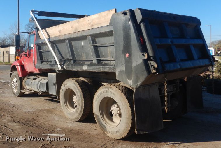 image for item DI1075 2003 International 7400  dump truck
