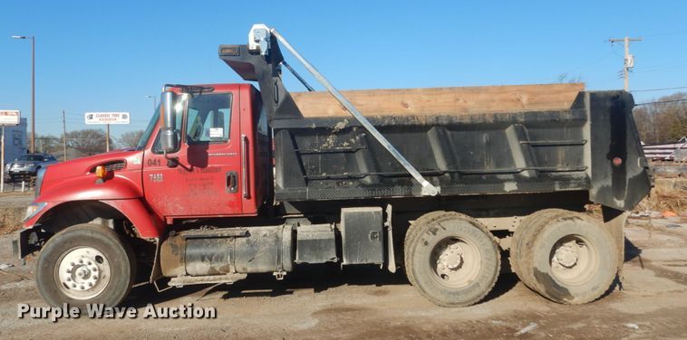 image for item DI1075 2003 International 7400  dump truck