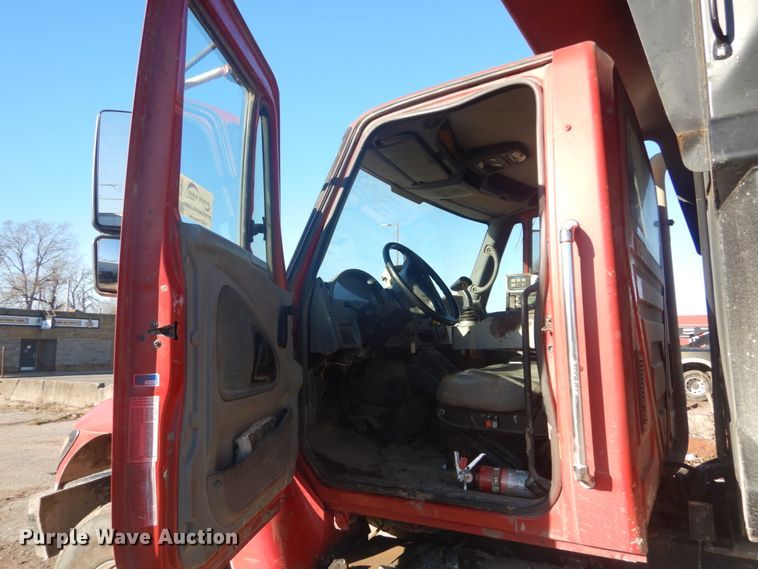 image for item DI1075 2003 International 7400  dump truck
