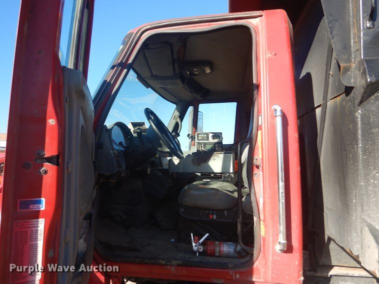 image for item DI1075 2003 International 7400  dump truck