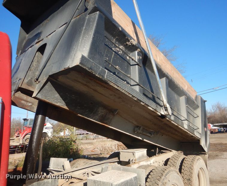 image for item DI1075 2003 International 7400  dump truck