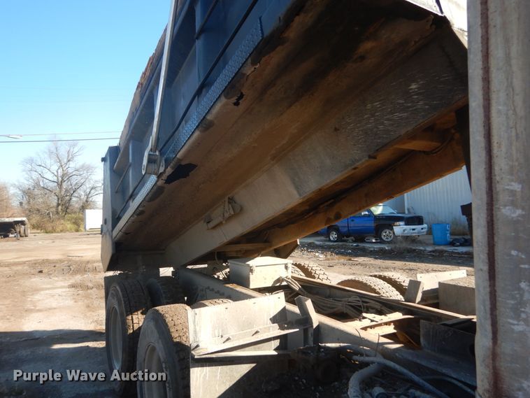 image for item DI1075 2003 International 7400  dump truck