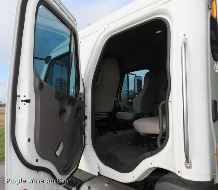 image for item DI3911 2009 Freightliner Business Class M2  utility truck