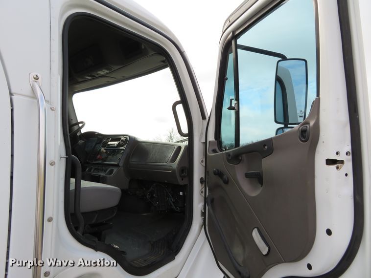image for item DI3911 2009 Freightliner Business Class M2  utility truck