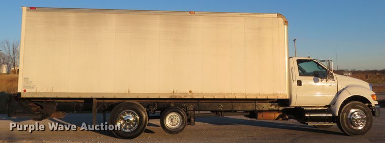image for item DI3921 2004 Ford F750 Super Duty XLT  box truck