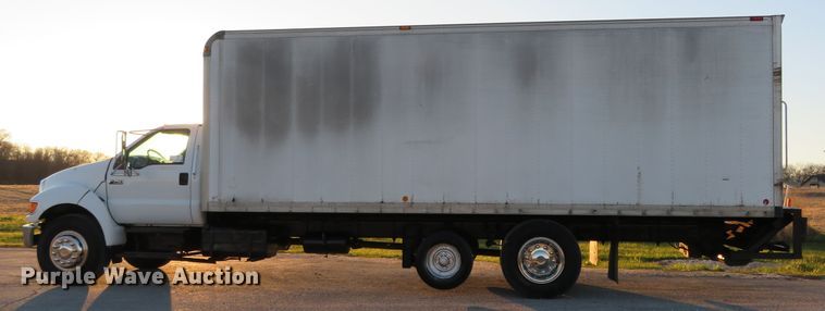 image for item DI3921 2004 Ford F750 Super Duty XLT  box truck