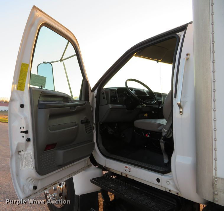 image for item DI3921 2004 Ford F750 Super Duty XLT  box truck