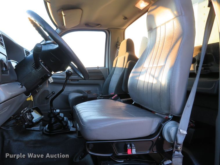 image for item DI3921 2004 Ford F750 Super Duty XLT  box truck