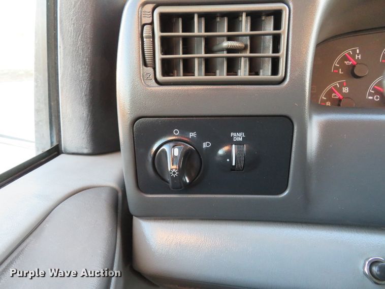 image for item DI3921 2004 Ford F750 Super Duty XLT  box truck