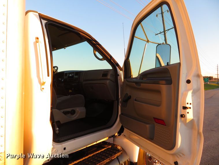image for item DI3921 2004 Ford F750 Super Duty XLT  box truck
