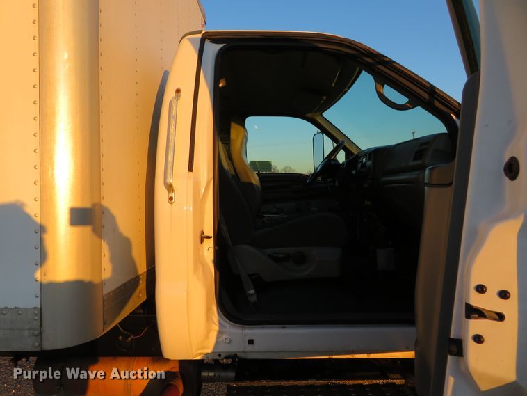 image for item DI3921 2004 Ford F750 Super Duty XLT  box truck