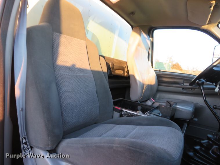image for item DI3921 2004 Ford F750 Super Duty XLT  box truck