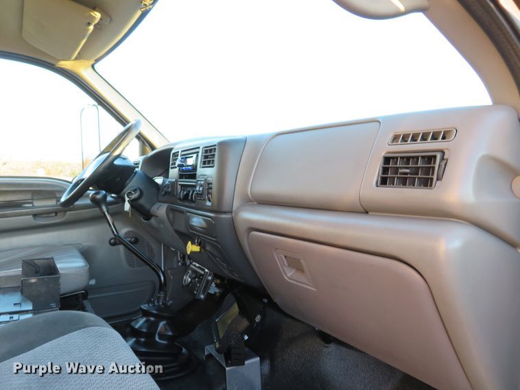 image for item DI3921 2004 Ford F750 Super Duty XLT  box truck