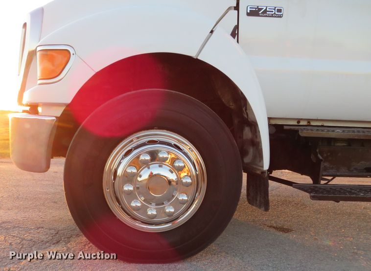 image for item DI3921 2004 Ford F750 Super Duty XLT  box truck