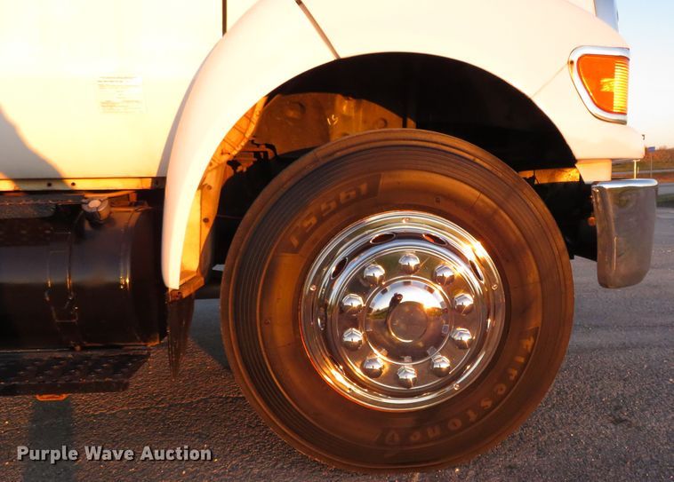 image for item DI3921 2004 Ford F750 Super Duty XLT  box truck