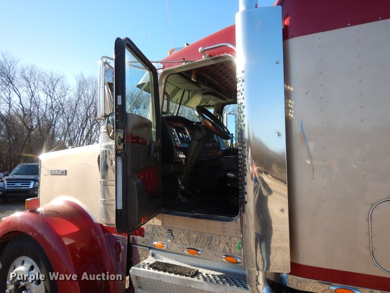 image for item DI8063 2006 Kenworth W900  semi truck