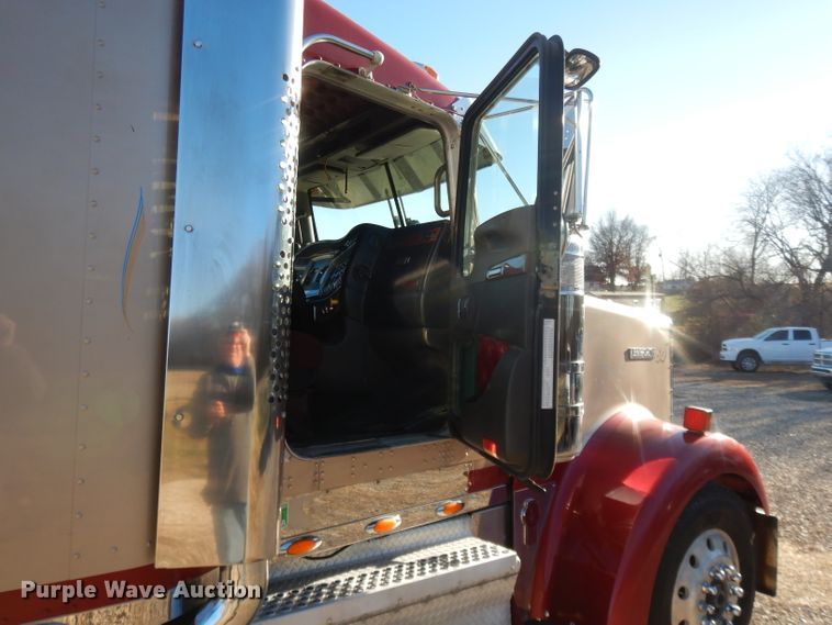 image for item DI8063 2006 Kenworth W900  semi truck