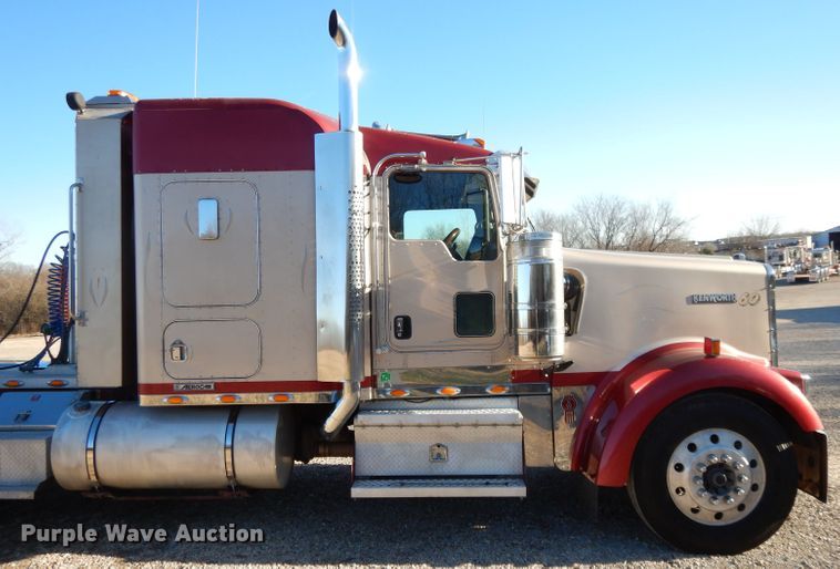 image for item DI8063 2006 Kenworth W900  semi truck