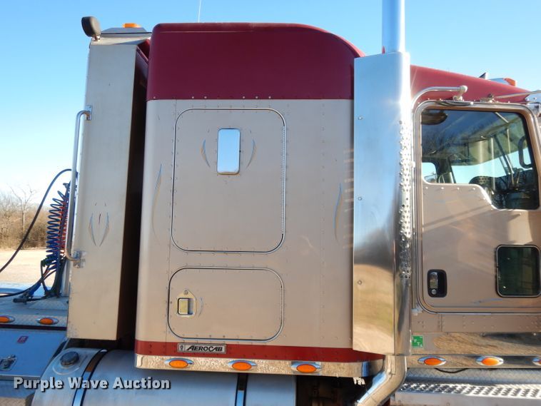 image for item DI8063 2006 Kenworth W900  semi truck