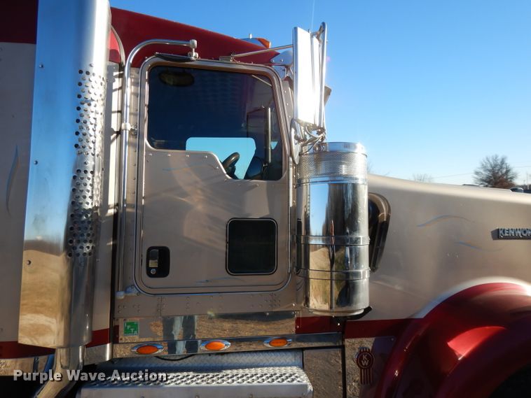 image for item DI8063 2006 Kenworth W900  semi truck