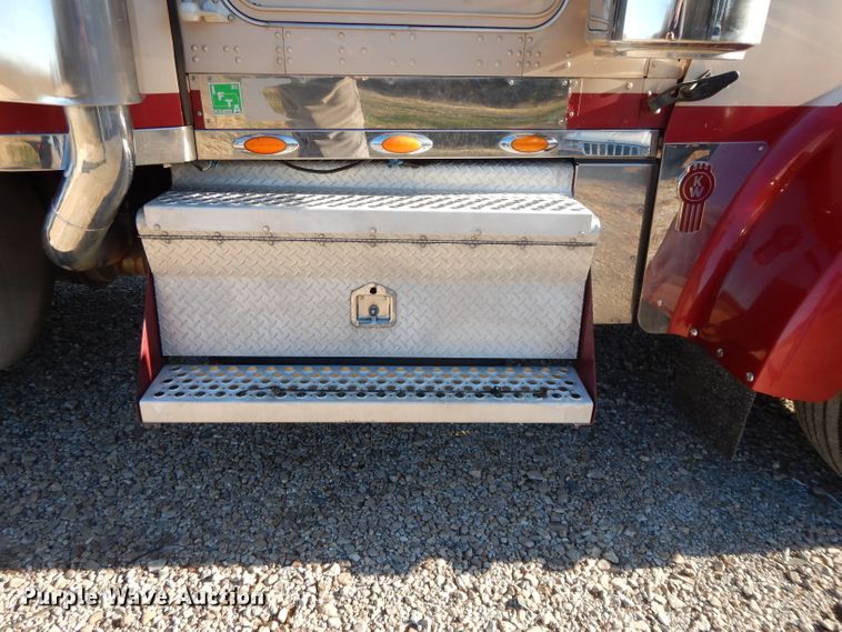 image for item DI8063 2006 Kenworth W900  semi truck