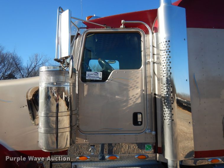 image for item DI8063 2006 Kenworth W900  semi truck