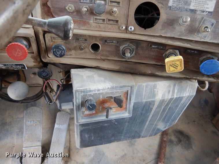 image for item DI8365 1982 Mack RD688S  water truck