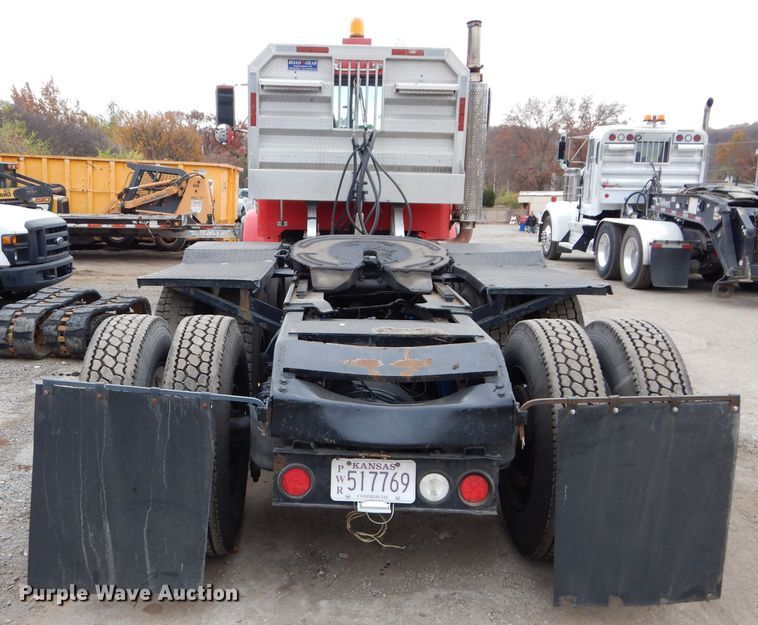 image for item DI8373 2000 Peterbilt 357  semi truck