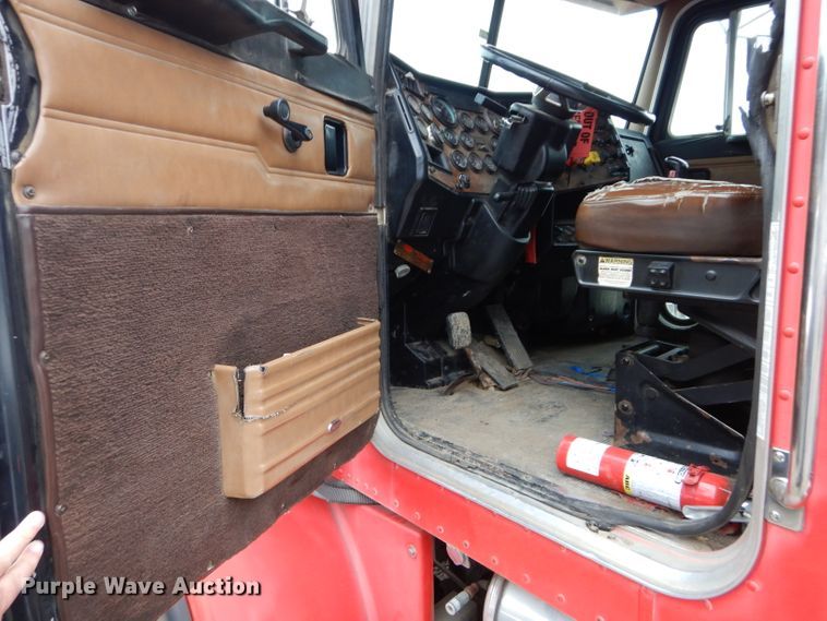 image for item DI8373 2000 Peterbilt 357  semi truck