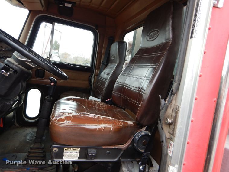 image for item DI8373 2000 Peterbilt 357  semi truck