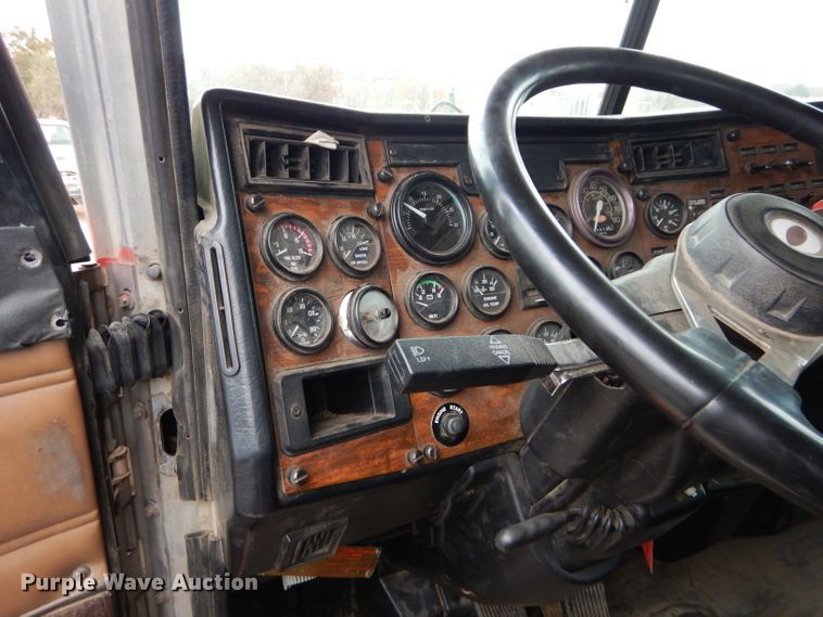 image for item DI8373 2000 Peterbilt 357  semi truck