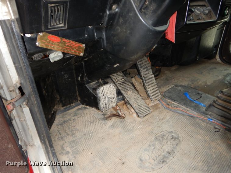 image for item DI8373 2000 Peterbilt 357  semi truck