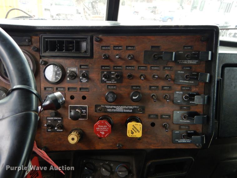 image for item DI8373 2000 Peterbilt 357  semi truck