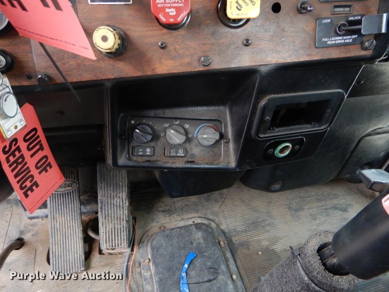 image for item DI8373 2000 Peterbilt 357  semi truck