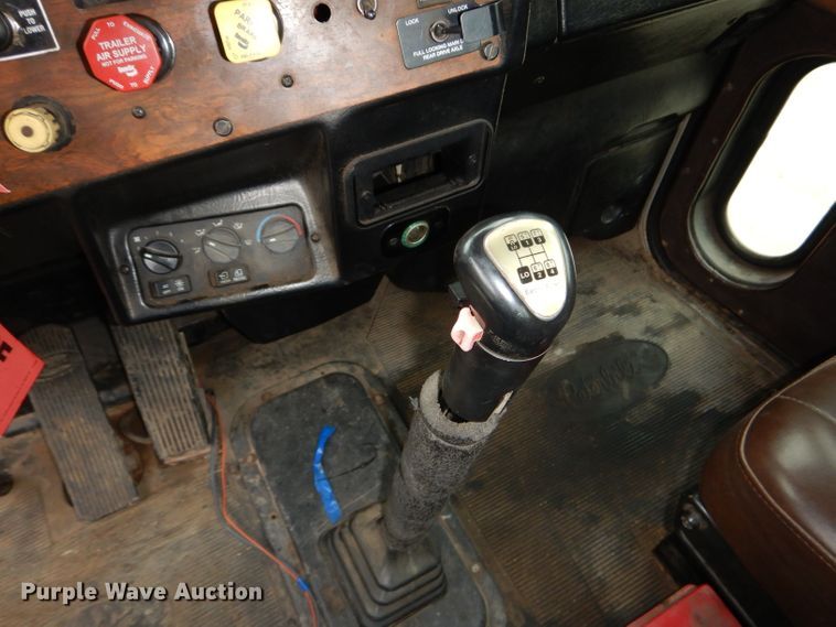 image for item DI8373 2000 Peterbilt 357  semi truck