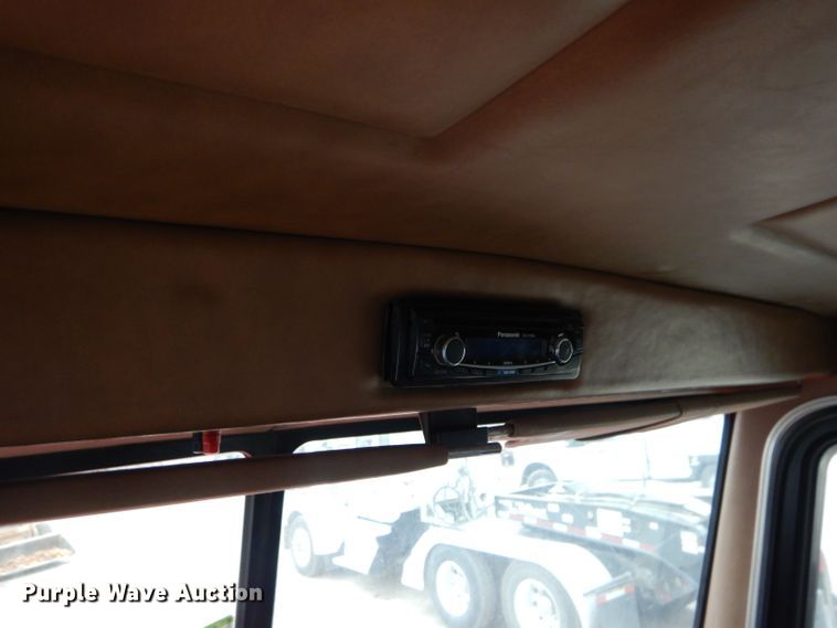 image for item DI8373 2000 Peterbilt 357  semi truck