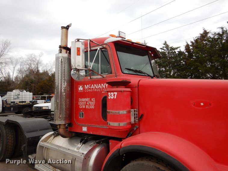 image for item DI8373 2000 Peterbilt 357  semi truck