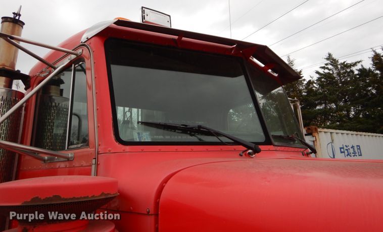 image for item DI8373 2000 Peterbilt 357  semi truck