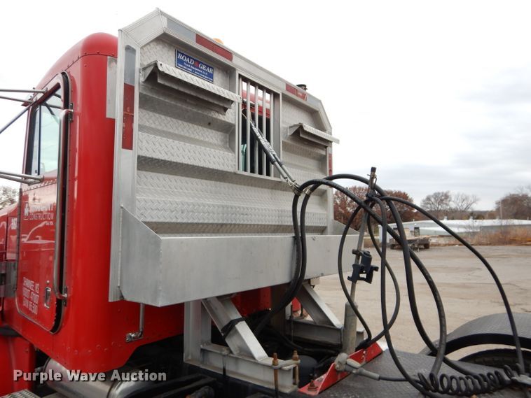 image for item DI8373 2000 Peterbilt 357  semi truck