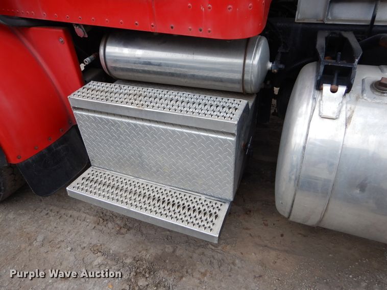 image for item DI8373 2000 Peterbilt 357  semi truck