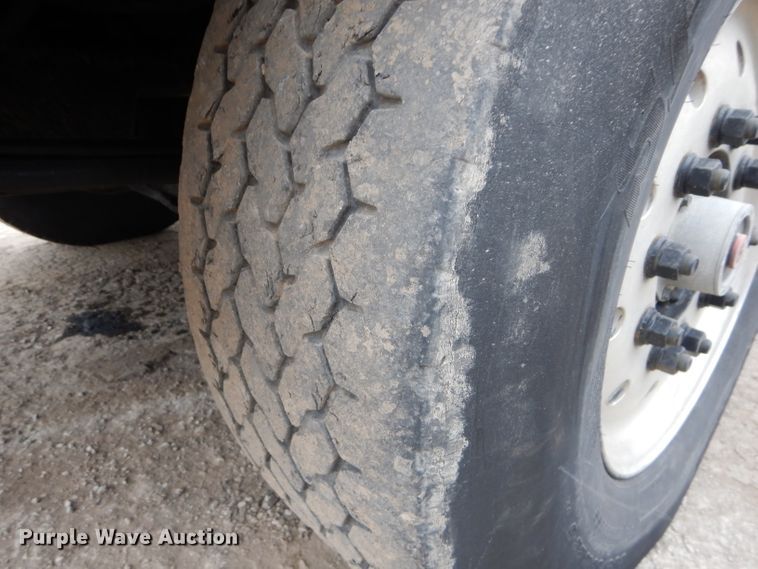 image for item DI8373 2000 Peterbilt 357  semi truck