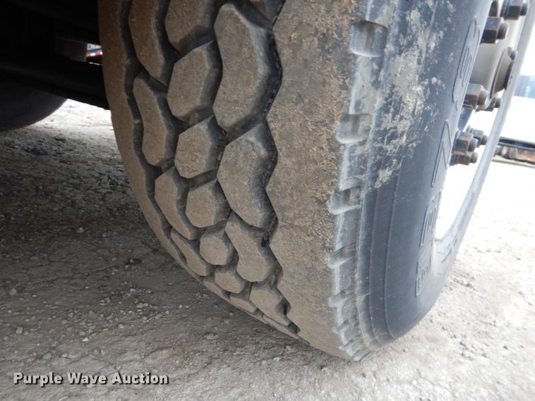 image for item DI8373 2000 Peterbilt 357  semi truck