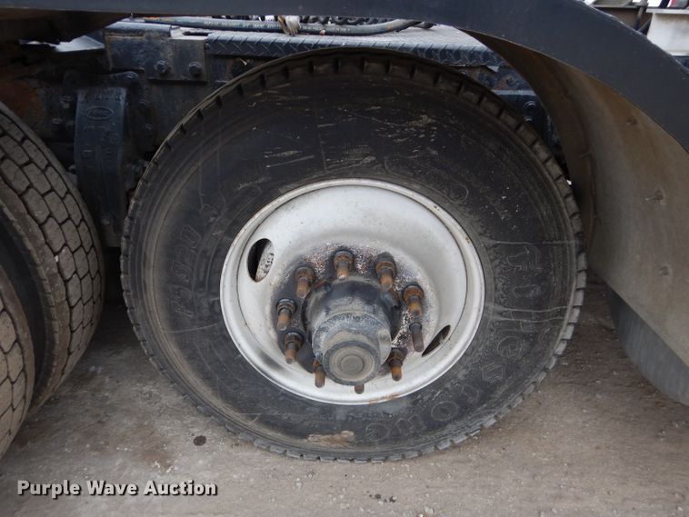 image for item DI8373 2000 Peterbilt 357  semi truck