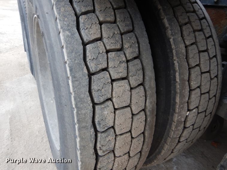 image for item DI8373 2000 Peterbilt 357  semi truck