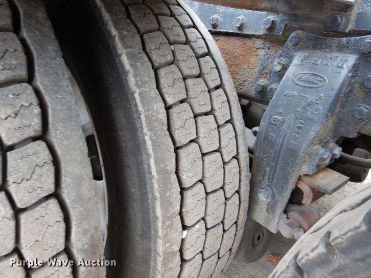 image for item DI8373 2000 Peterbilt 357  semi truck