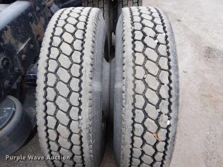 image for item DI8373 2000 Peterbilt 357  semi truck