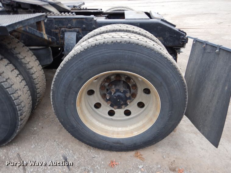 image for item DI8373 2000 Peterbilt 357  semi truck