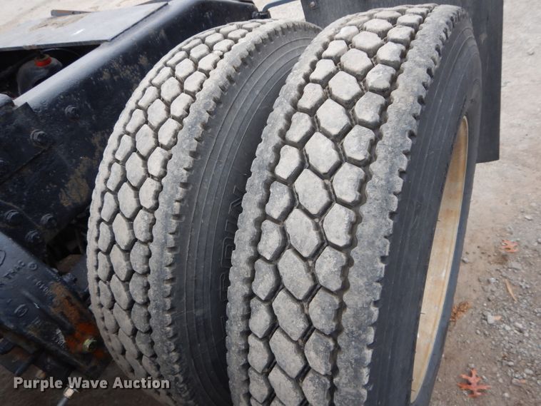 image for item DI8373 2000 Peterbilt 357  semi truck